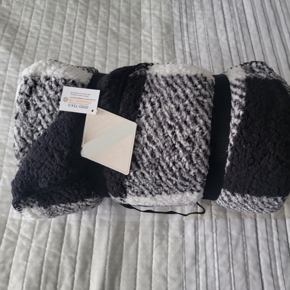 NWT! Artemis Luxury Edition Sherpa Throw - Picture 3 of 5